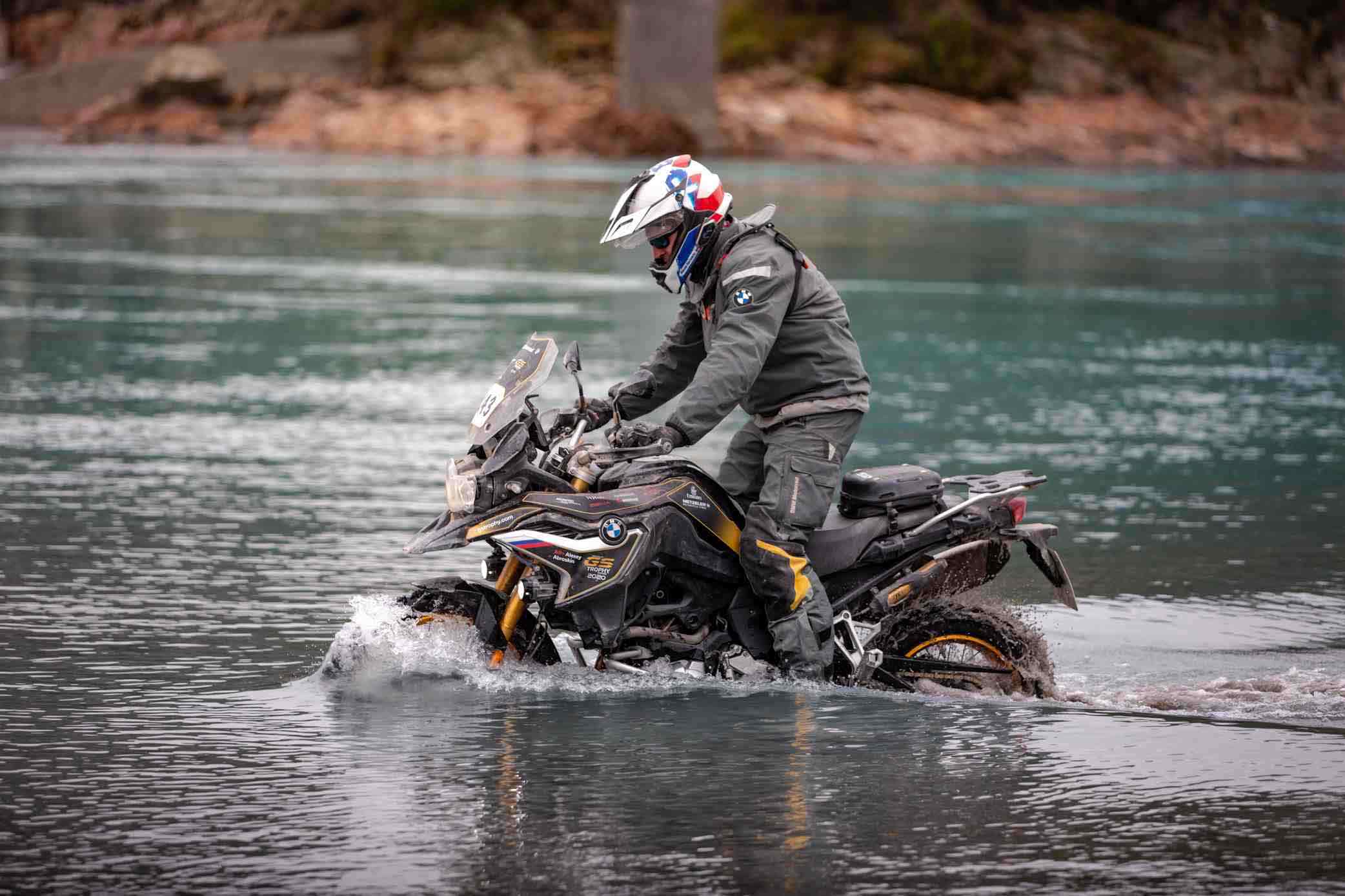 moto dans l'eau